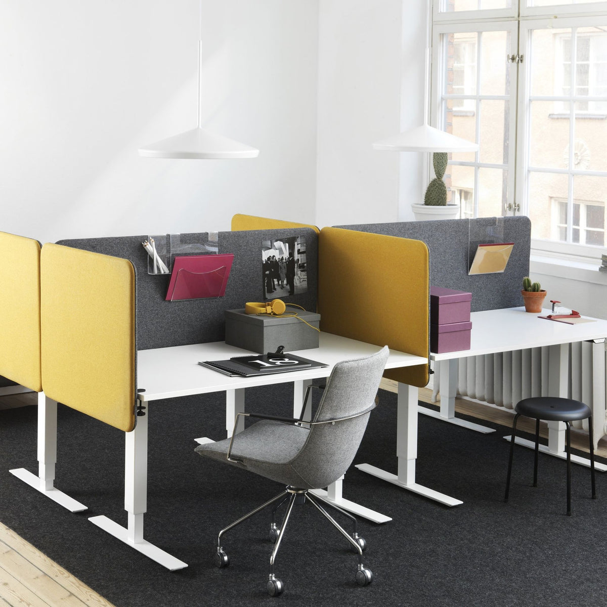Abstracta Softline 30 Desk Screen - Clamp Set Included